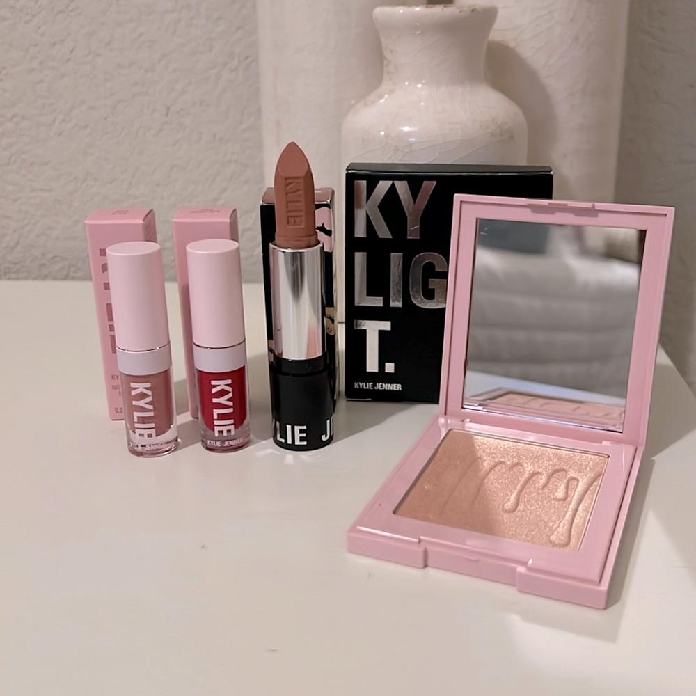 New Kylie Cosmetics Highlighter & Lipstick Bundle